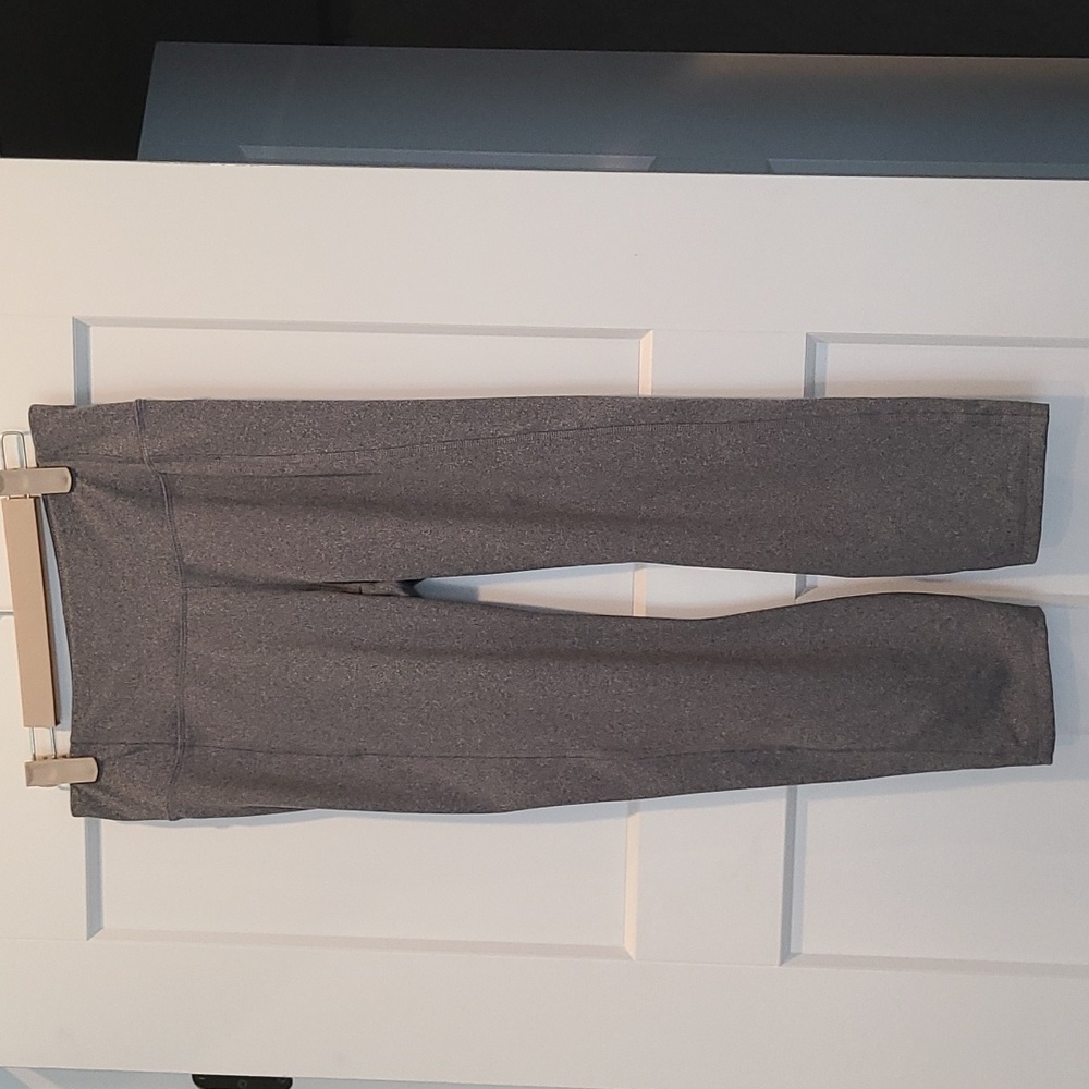 All in motion womens capri leggings gray size medium. Worn once like new